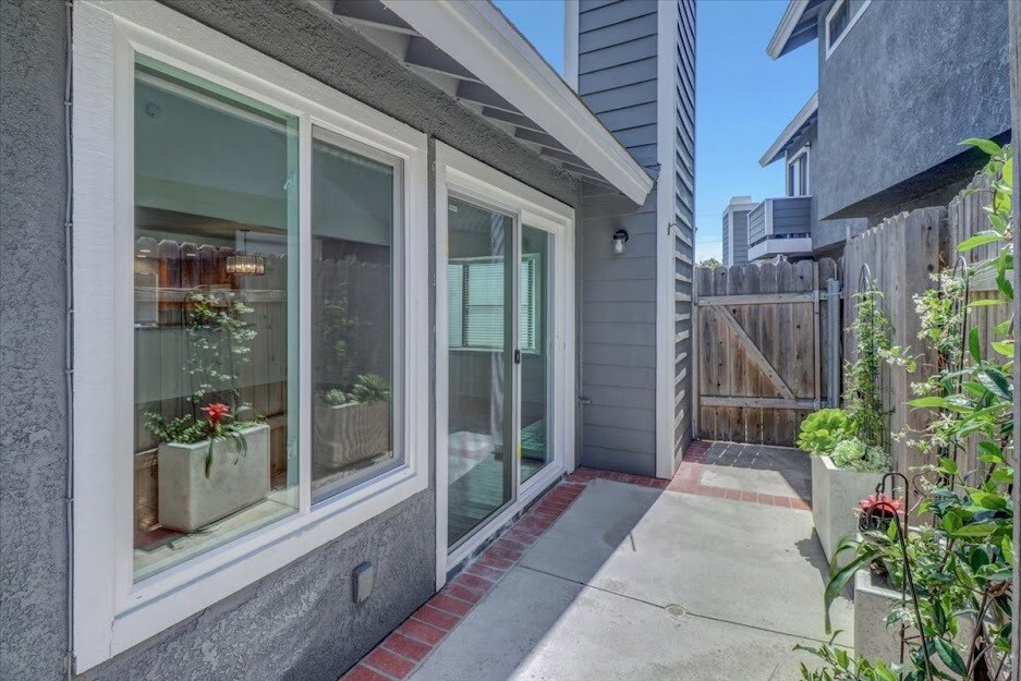 Building Photo - 2191 Canyon Dr