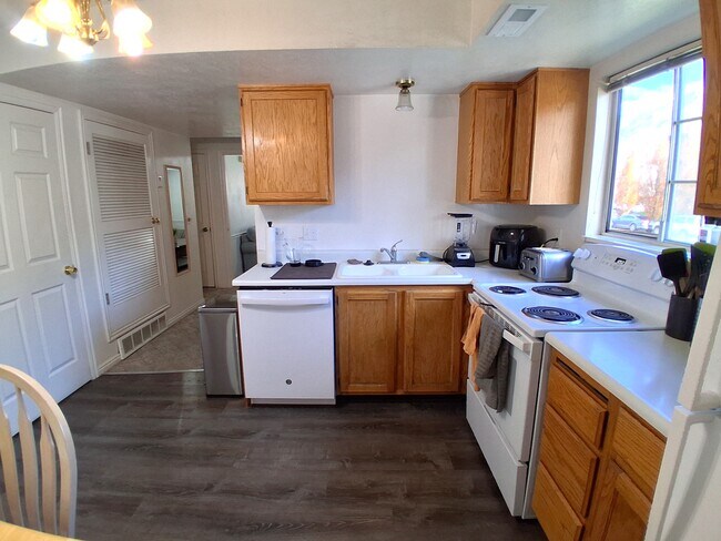 Building Photo - 565 N 300 E