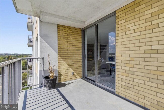 Building Photo - 301 N Beauregard St