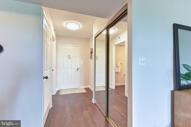 Building Photo - 2151 Jamieson Ave