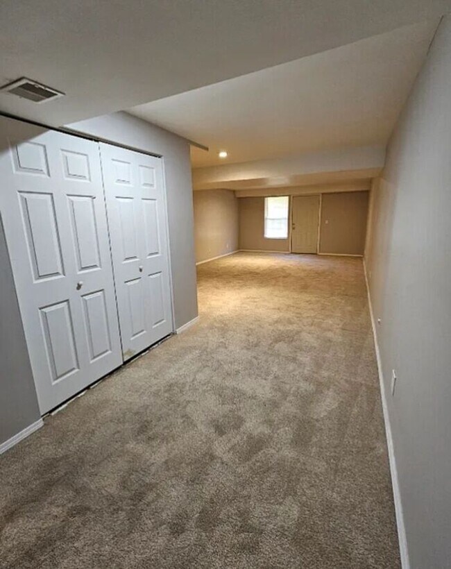 Building Photo - Great Location!!!!