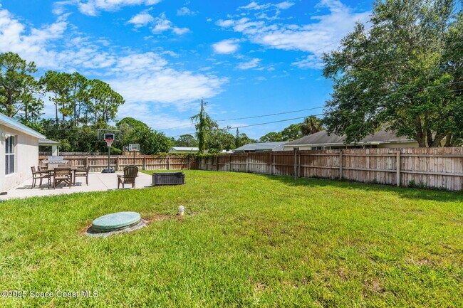 Building Photo - 413 Grenadier Ave NW