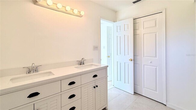 Building Photo - 810 Seminole Ave