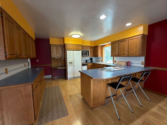 Building Photo - Modern Comfort Meets Classic Charm in South Tabor~ Fenced Backyard~ Garage~ Pets Welcome~ 94 Bike...