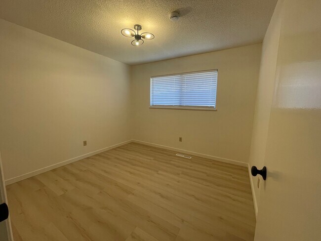 Building Photo - 2530 Tamarisk Dr