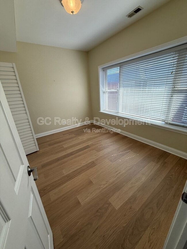 Building Photo - 4652 N St Louis Ave