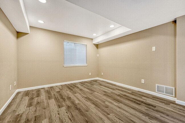 Building Photo - 1 bedroom, 1 bathroom Apartment