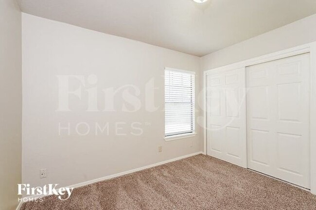 Building Photo - 2404 Busch Dr