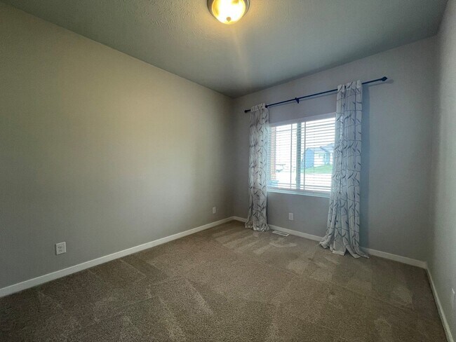 Building Photo - Large Home in Bellevue for Rent!