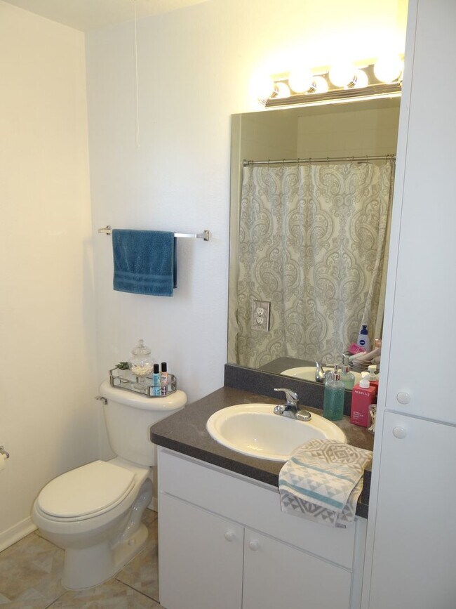 Building Photo - 2 bed 2.5 bath home only 1.5 miles to the ...