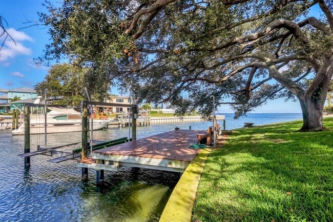 Building Photo - 3601 Coquina Key Dr SE