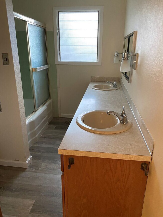 Building Photo - ~3 Bedroom Hucrest Home~