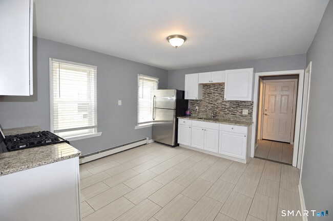Building Photo - 807 Brewster St