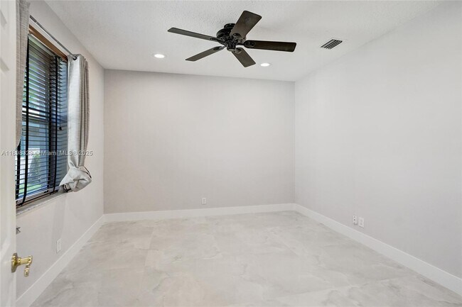 Building Photo - 2553 Jardin Manor