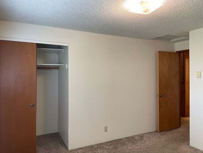 Building Photo - Very Nice 2 Bedroom 2 Bath TownhomBrand New Flooring and Fresh Paint1