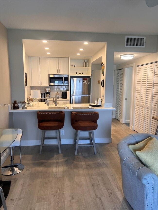 Building Photo - 400 N Riverside Dr