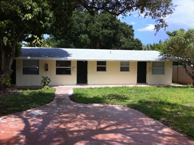 Building Photo - 1126 SW 15th Ter