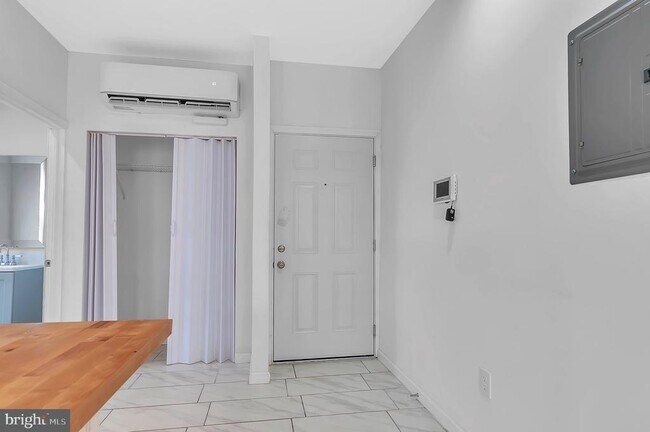 Building Photo - 442 W Hanover St