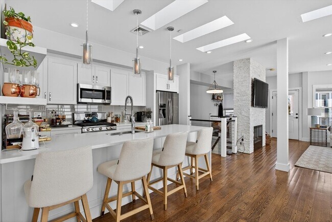 Building Photo - 15 W Bellflower St