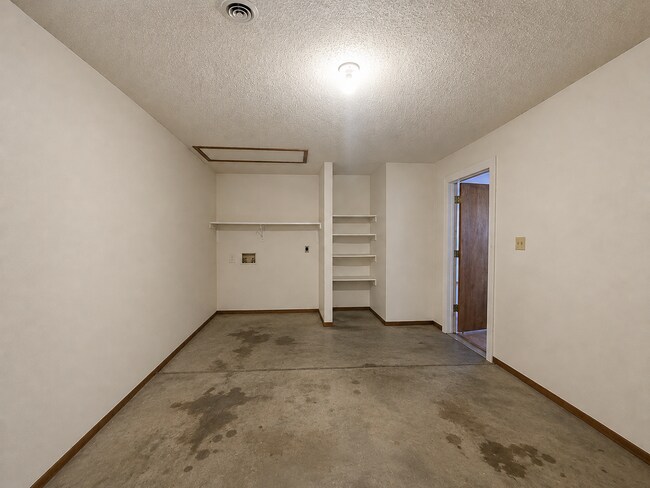 Building Photo - 1214 Bluestem Dr