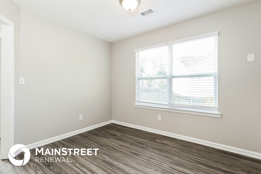 Building Photo - 7925 Woodlake Dr