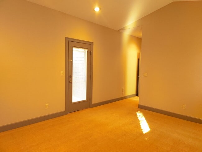 Building Photo - Single Level 4 Bedroom 3 Bath Beauty