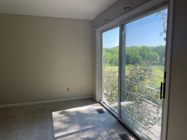 Building Photo - 2 Bed/1.5 Bath Condo Close to UIHC!