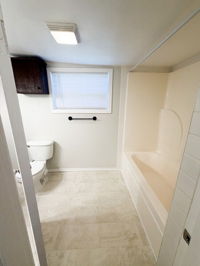 Building Photo - 2 BED, 1 BATH HOUSE