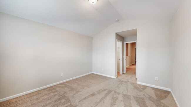 Building Photo - 3 Bedroom 2.5 Bathroom Townhome - The Comm...