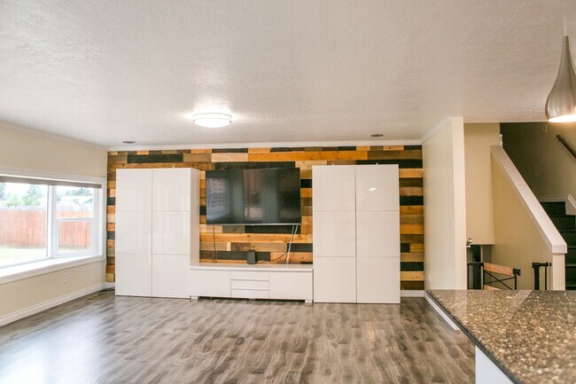 Building Photo - 4 bedroom 3 bath house for rent- Great location in Milwaukie, OR!