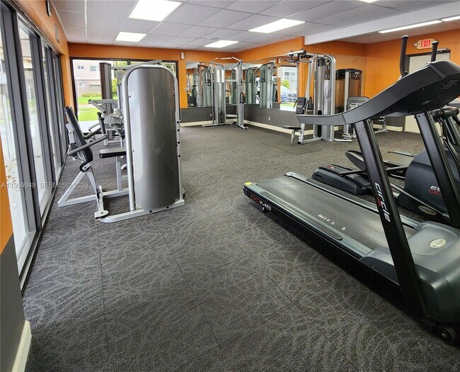 Building Photo - 950 Hillcrest Dr