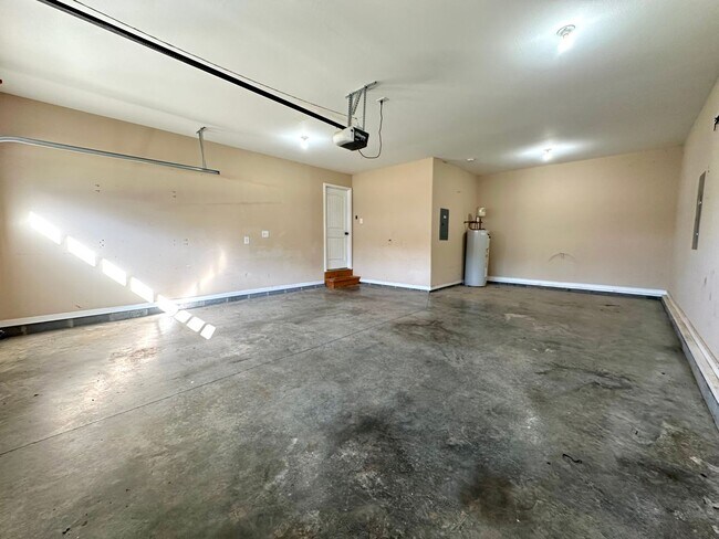 Building Photo - Spacious 3-Bedroom Home with Fenced Yard & Garage!