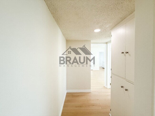 Building Photo - 13129 Oxnard St