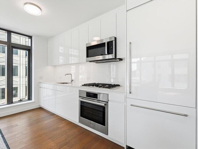 Building Photo - 99 Hudson St
