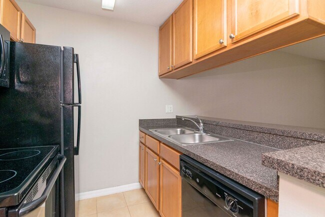 Building Photo - 2nd Floor - Recently Upgraded and Remodeled -1 Bedroom 1 Bath for Lease in Brandon, FL