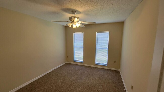 Building Photo - 3 bed, 2 bath townhouse minutes from downtown Leesburg.