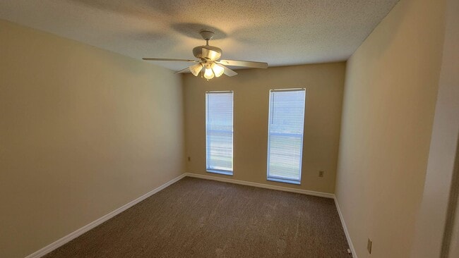 Building Photo - 611 W Oak Terrace Dr