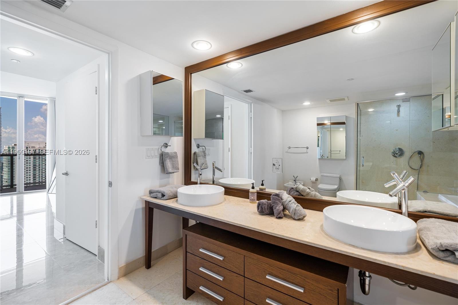 Building Photo - 495 Brickell Ave