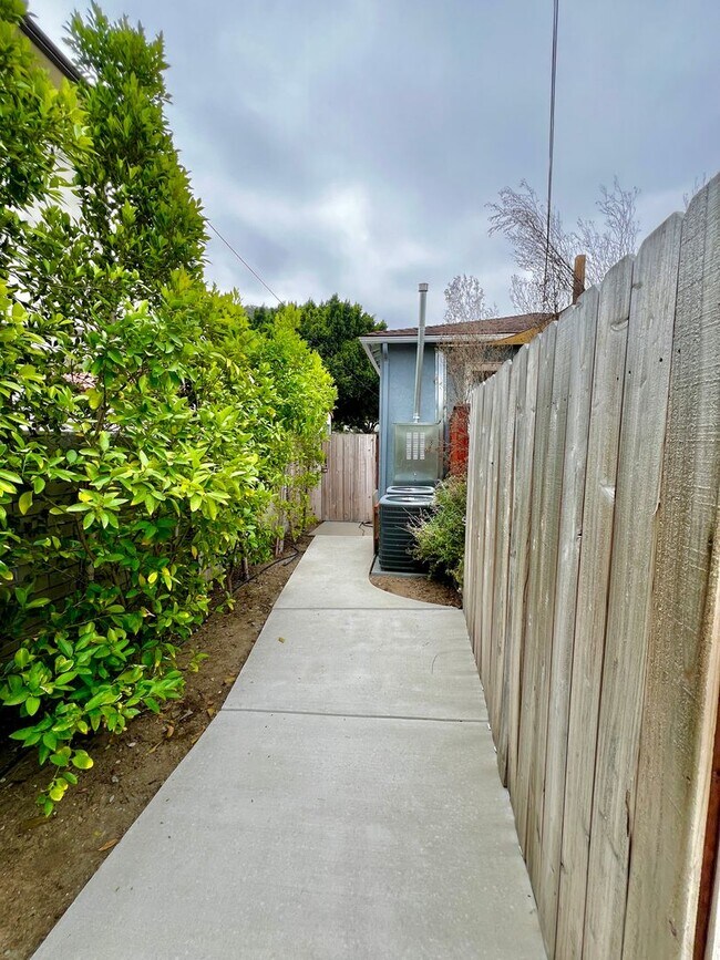 Building Photo - 4232 Verdugo Rd