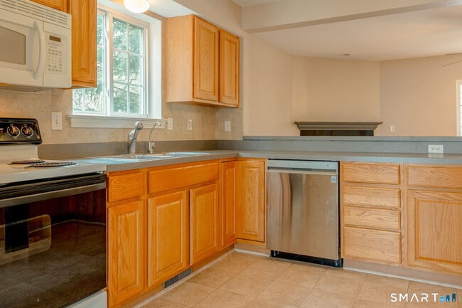 Building Photo - 47 Tunxis St