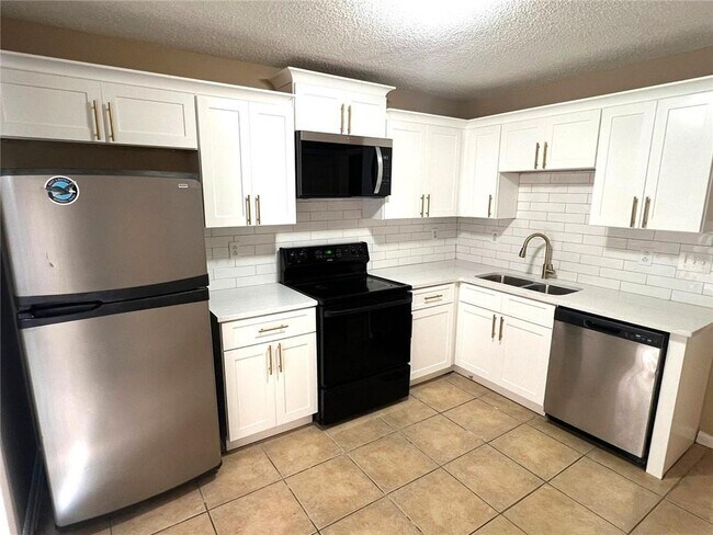 Building Photo - 8019 Woodlake Dr