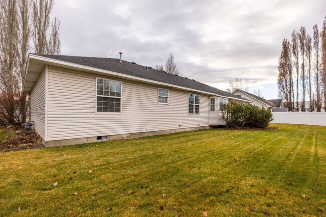 Building Photo - 3 Bedroom 2 bath home in Sugar City Idaho 2 stall garage in awesome neighborhood