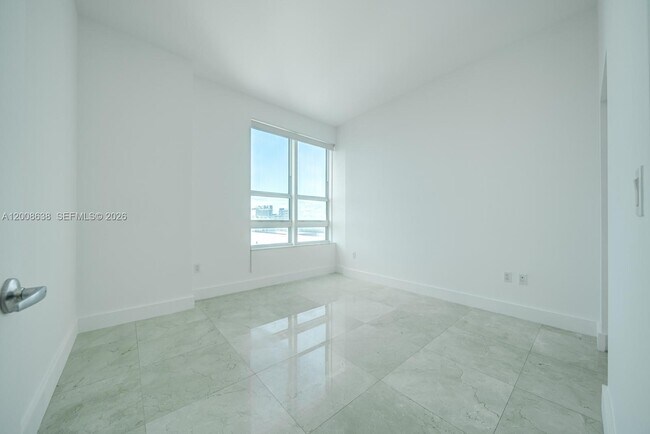 Building Photo - 950 Brickell Bay Dr