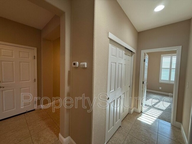 Building Photo - 2223 Ravenbrook Ln