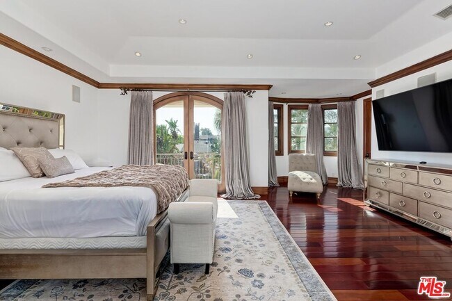 Building Photo - 6127 Rhodes Ave