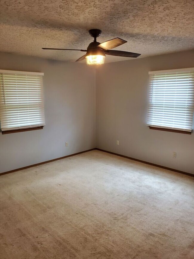 Building Photo - Available May 12th!!!! Laquey school district