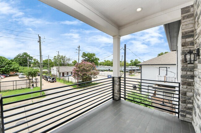 Building Photo - 3520 Beauchamp St