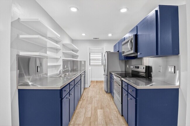 Building Photo - 725 Heron Dr