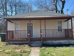 Building Photo - Two Bedroom, 1 Bath House in Columbia.
