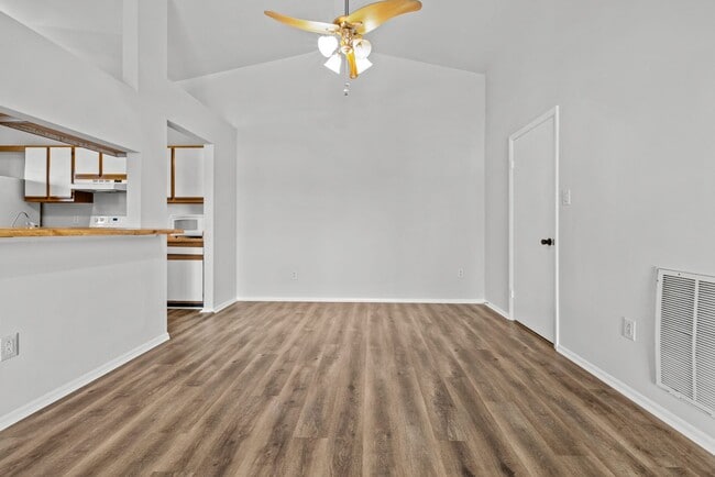 Building Photo - Beautiful condo in Great Neck Landing
